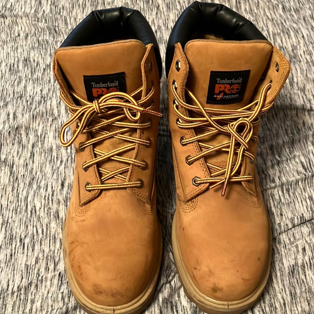 Just some timberlands. worn a couple if times. Sadly dont have the box